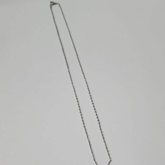 Elegant Silvertone Chain Necklace 18" length - Picture 1 of 3
